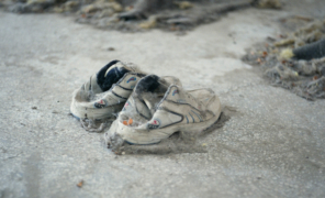 Paire de basket laissée par un migrant sur un lieu d&amp;amp;amp;amp;amp;amp;amp;amp;amp;amp;#039;enfermement abandonné en Grèce.