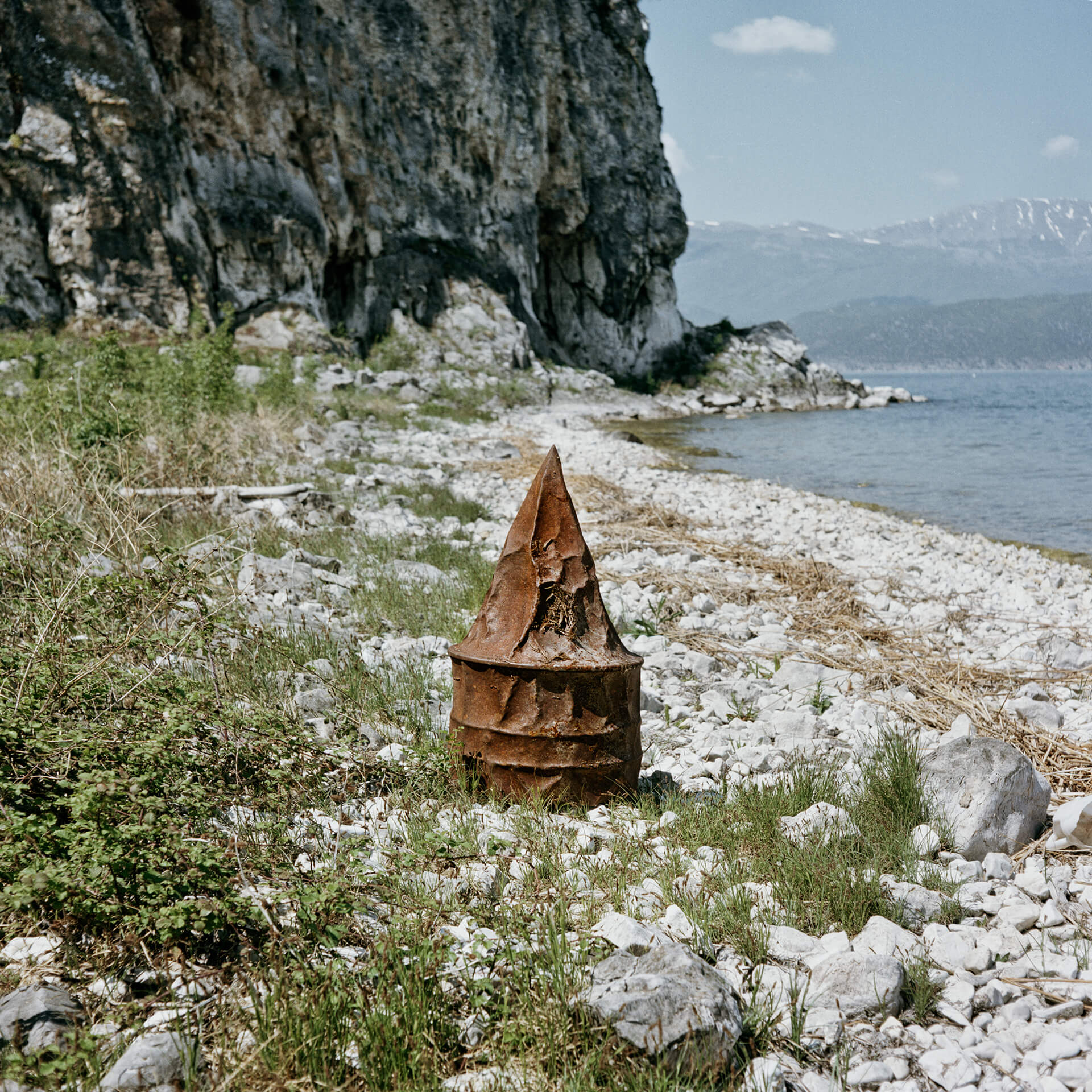 Bouée échouée sur la rive grecque du lac de Prespa. Elle marquait avec d'autres la ligne frontière.