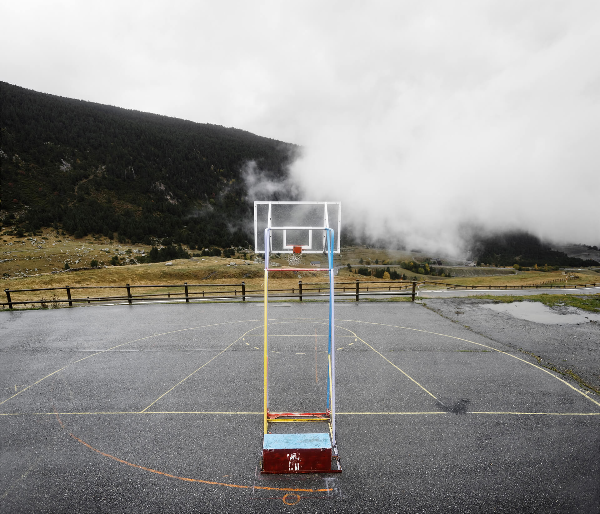 Terrain de basket à El Tarter en Andorre, ville frontalière entre l'Espagne et la France.