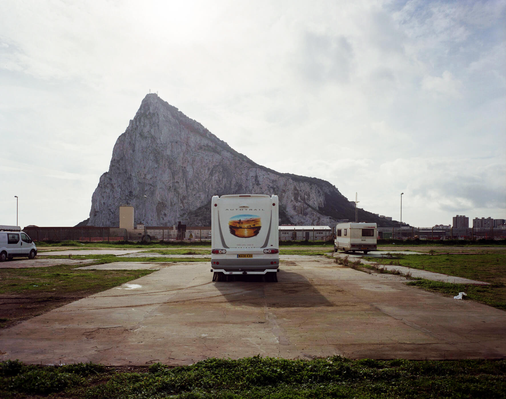 Parking avec vue sur le Rocher de Gibraltar.